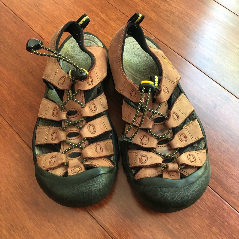 Keen women's camping hiking travel casual sandals black & brick color size 7.5